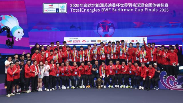 （体育）（23）羽毛球——苏迪曼杯决赛：中国队夺冠XxjpseC007317_20250504_PEPFN0A001.jpg