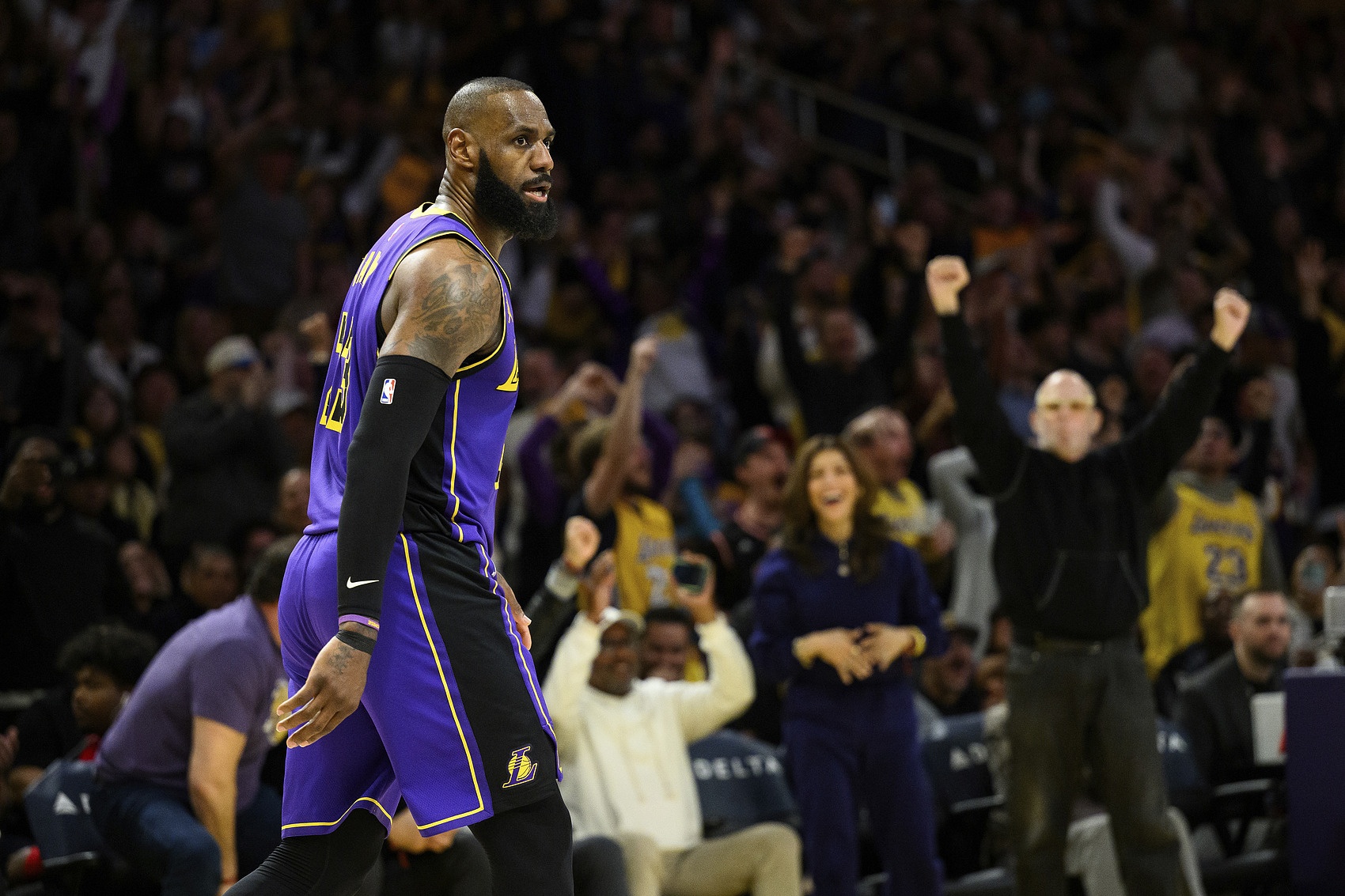 开云体育入口-阿里纳斯：媒体说詹姆斯是湖人救世主 这是科比球迷讨厌他的原因